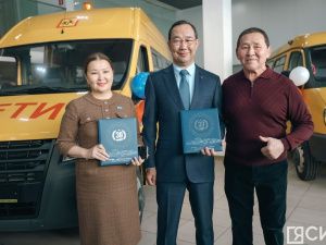 Двадцать новых автобусов передали школам и колледжам в Якутии