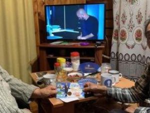 Якутскому пенсионеру, выигравшему в новогоднем "Вечере чудес" квартиру, наконец, вручили ключи