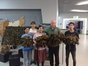 Волонтеры музея «Россия - моя история» в Якутске изготовили маскировочные сети для бойцов СВО