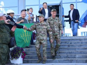 В Якутске встретили Героев России Алексея Неустроева и Филиппа Евсеева