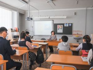 Сардана Авксентьева и Владимир Федоров провели открытые уроки в школах Якутска