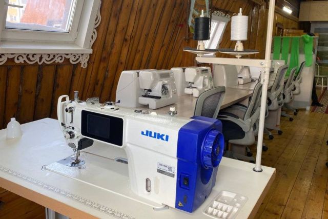 В Усть-Алданском районе открылся цех по пошиву антидроновых одеял для нужд СВО