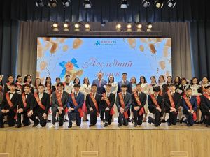 Альберт Семёнов поздравил школьников с окончанием учебного года