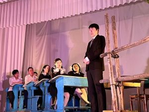 ТЮЗ открыл Год педагога и наставника спектаклем «Дивная пора» («Дьикти саас»), поставленным по школьной программе