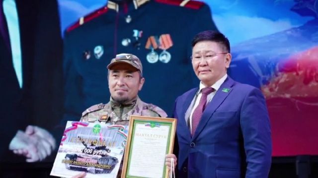 В Сунтарском районе члену экипажа танка «Алеша» подарили табун лошадей и сертификат на 5 млн рублей