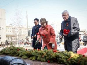В Якутске возложили цветы к памятнику якутскому снайперу и мемориалу «Солдат Туймаады»
