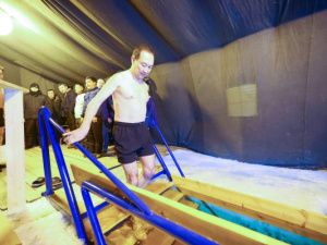 В самом холодном регионе России идут крещенские купания