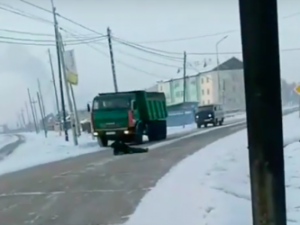В Якутии мужчина разлегся на проезжей части