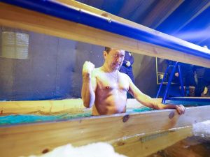 В самом холодном регионе России идут крещенские купания