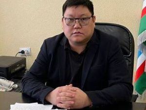 Директор муниципальной компании выдал подчиненным премию, собрал с них обратно 50% от нее якобы на Ысыах, а сам улетел на охоту