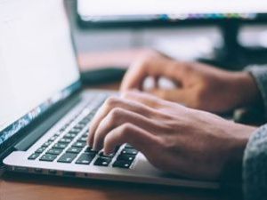 Житель Якутска на сайте знакомств познакомился с мужчиной и стал жертвой разбоя