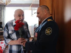 Сотрудники УФСИН поздравили ветерана Великой Отечественной войны с 77-летием Победы в Великой Отечественной войне