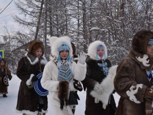 Фото: шествие в национальных костюмах в Оленекском районе в День оленевода