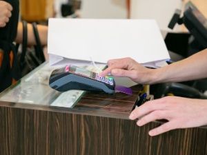 Продавцам-кассирам в Якутии работодатели в среднем предлагают зарплату около 65 тысяч рублей