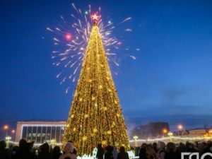 Завтра в Якутске зажгут первую новогоднюю ёлку страны