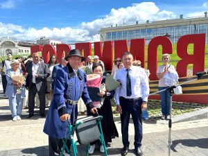 Юрий Петров поздравил с Золотой свадьбой семью Неустроевых в День семьи, любви и верности