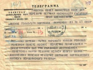 Космонавт Олег Артемьев передал Айсену Николаеву телеграммы якутян с более чем полувековой историей