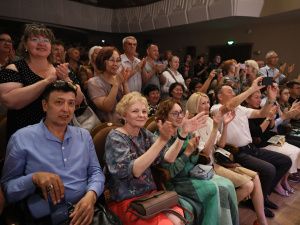 Премьерой концерта «Арбатский дворик» к 100-летию Булата Окуджавы Русский театр завершил сезон 