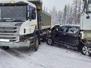 В Алданском районе в ДТП погибла женщина, оказавшаяся между двух машин