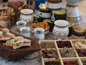 Гости Дней Дальнего Востока и Арктики на ВДНХ познакомились с деликатесами из Якутии