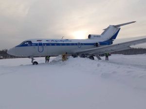 В Якутии самолет Як-40 выкатился за пределы взлетно-посадочной полосы при посадке