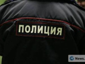 Мужчина повредил стену в баре, ударив кулаком