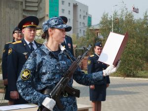 В День государственного флага Российской Федерации сотрудники уголовно-исполнительной системы торжественно приняли присягу и получили удостоверения