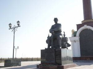 В День города возложили цветы к памятникам Петру Бекетову, Ивану Крафту и Семену Дежнёву