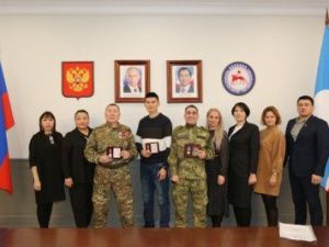 В постпредстве Якутии наградили героев специальной военной операции