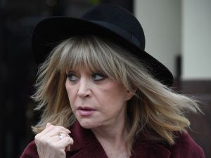 Алла Пугачева прилетела в Москву