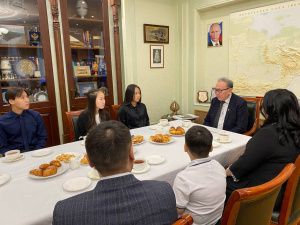 Постоянный представитель Якутии при Президенте России встретился с родными раненного военнослужащего в рамках акции «Ёлка Добра»