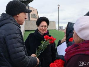 В Якутске возложили цветы к памятнику Матери