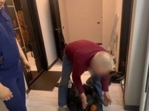 Житель Нерюнгри жестоко избил знакомую и вынес на балкон, где оставил умирать