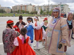 В Москве в парке Победы на Поклонной горе волонтеры развернут российский флаг