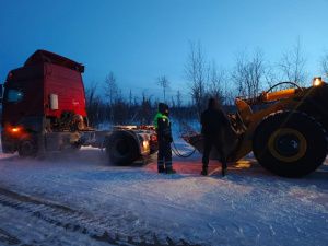 Инспекторы ГИБДД спасли замерзающего дальнобойщика с отказавшими тормозами в Якутии