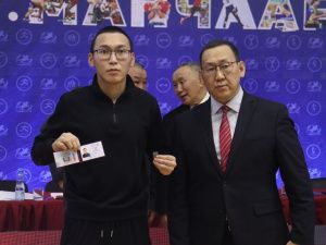 Одиннадцати мас-рестлерам Якутии вручили удостоверения и знаки мастеров спорта России
