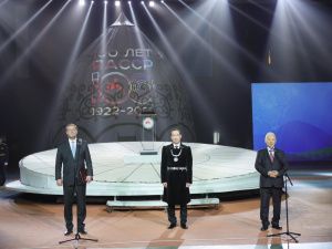 Свыше полутора тысяч артистов приняли участие в грандиозном представлении к 100-летию ЯАССР