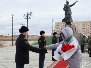 В Якутске возложили цветы к памятнику Матери