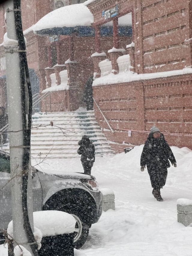 Евгений Григорьев взял на контроль уборку тротуаров и пешеходных переходов в Якутске