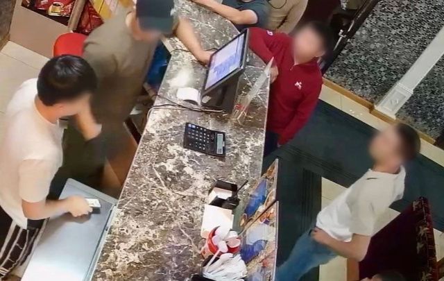 В Якутске мужчина сломал челюсть посетителю бара, угнал машину таксиста, избил знакомого с применением пистолета и дубинки, а еще устроил дебош в кафе