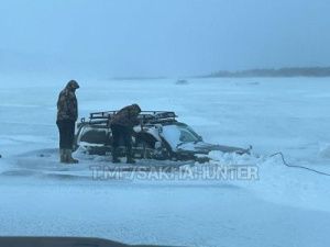 Машина рыбаков провалилась под лед
