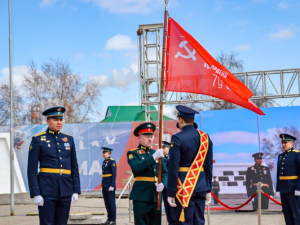В Якутске торжественно подняли символ Знамени Победы