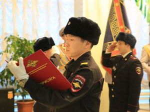 В МВД Якутии молодые сотрудники торжественно приняли присягу