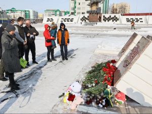 В память о жертвах трагедии на площади Победы в Якутске общественники возложили цветы