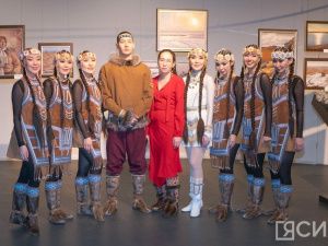 Связь с Севером и Арктикой: Екатерина Суржанинова представила пейзажи, портреты и графику