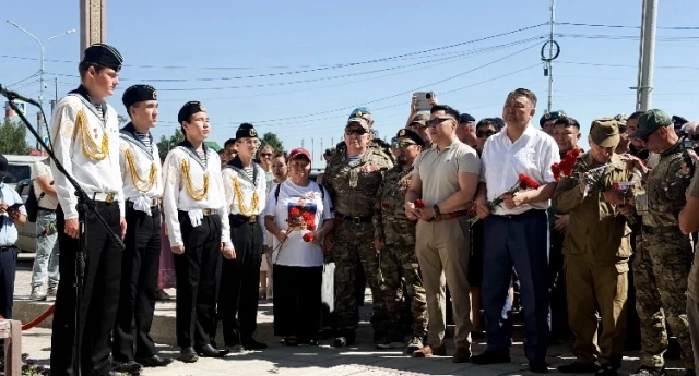 В городе Якутске возложили цветы к памятнику ветеранам боевых действий