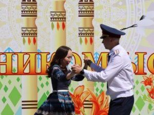 Офицер должен уметь еще и петь, и танцевать