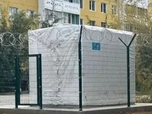 Жителей Якутска обеспокоило появление будки, огороженной колючей проволокой