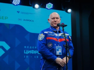 Герой России Олег Артемьев передал Якутии символ Севера и Арктики из космоса – куклу Кындыкан