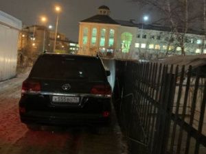 Чья машина паркуется прямо на тротуаре?